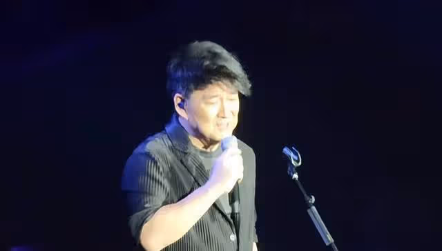 61歲周華健美國開演唱會,嘴唇蒼白太憔悴,混血兒子比爸爸更顯老