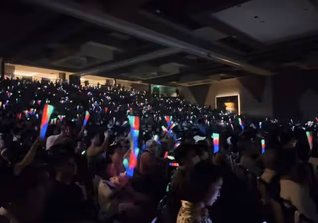 61歲周華健美國開演唱會,嘴唇蒼白太憔悴,混血兒子比爸爸更顯老