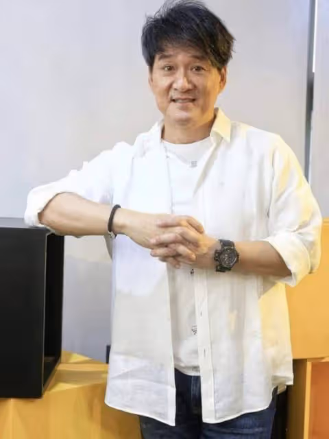 61歲周華健美國開演唱會,嘴唇蒼白太憔悴,混血兒子比爸爸更顯老