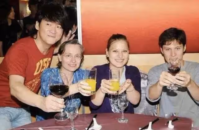 61歲周華健美國開演唱會,嘴唇蒼白太憔悴,混血兒子比爸爸更顯老