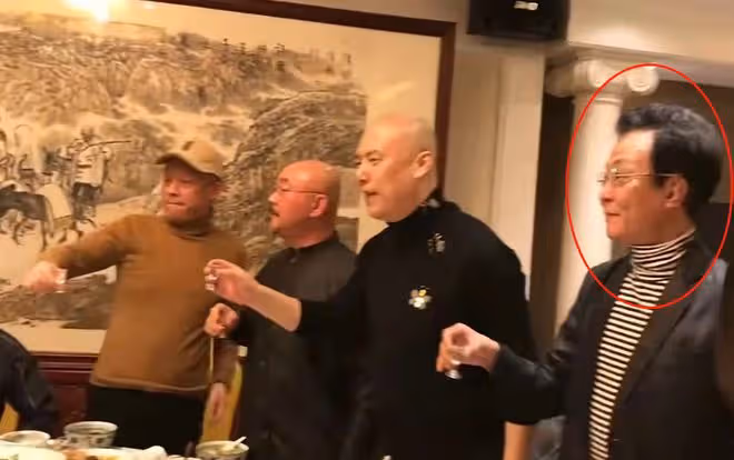 60歲吳瓊與小15歲丈夫大擺宴席!為女兒辦成人禮,戲骨錢波罕露面