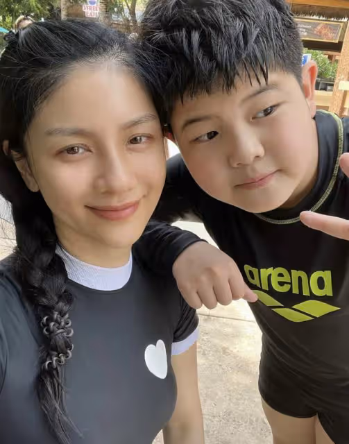 46歲胡可被曝高齡懷三胎,小腹凸起孕味十足,沙溢去年陷出軌風波