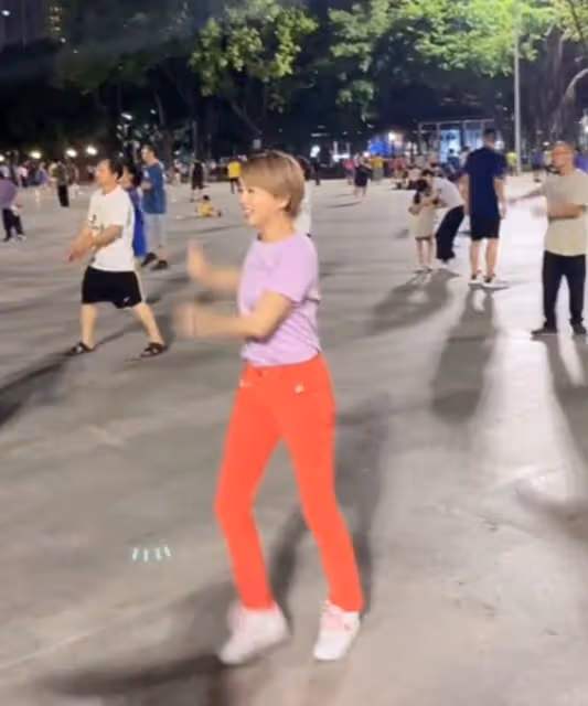 55歲港星退休定居廣州,跳廣場舞無人識仍笑開懷,已融入內地生活