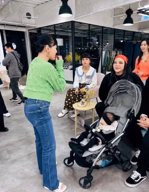 46歲小S生圖曝光,性感辣媽變老土大媽,面部浮腫難逃中年發福,網友:撞臉張惠妹和吳莫愁了