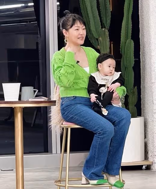 46歲小S生圖曝光,性感辣媽變老土大媽,面部浮腫難逃中年發福,網友:撞臉張惠妹和吳莫愁了