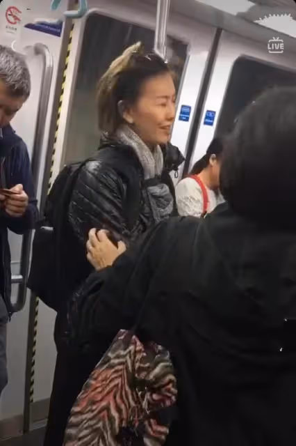 43歲孫燕姿「大素顏出現在地鐵」被認出大方承認,未修圖照片讓網友們都驚訝了,網:並不好看