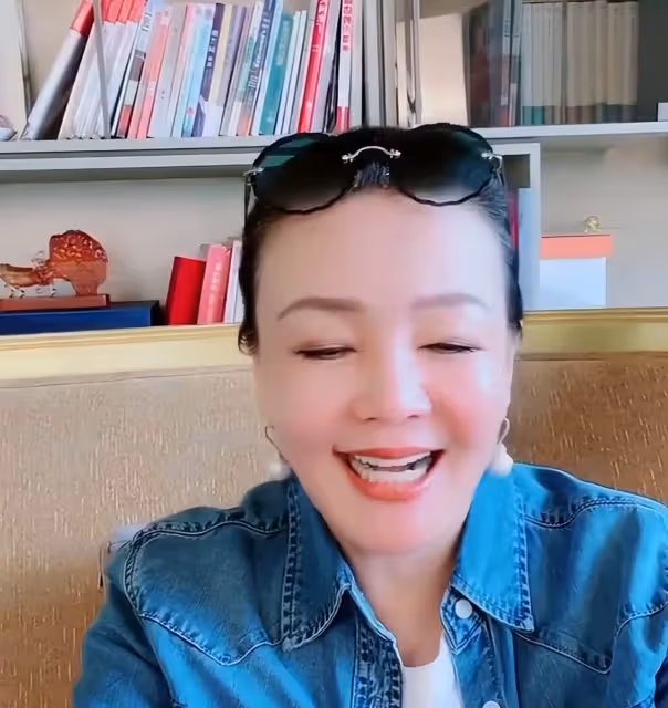 大S兒子汪希箖正臉首曝光!豪宅內給奶奶比心賣萌, 五官和汪小菲如復制粘貼