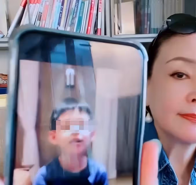 大S兒子汪希箖正臉首曝光!豪宅內給奶奶比心賣萌, 五官和汪小菲如復制粘貼