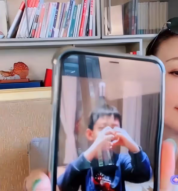 大S兒子汪希箖正臉首曝光!豪宅內給奶奶比心賣萌, 五官和汪小菲如復制粘貼