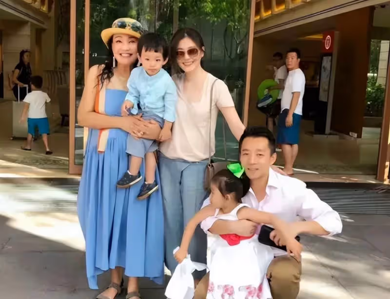 大S兒子汪希箖正臉首曝光!豪宅內給奶奶比心賣萌, 五官和汪小菲如復制粘貼