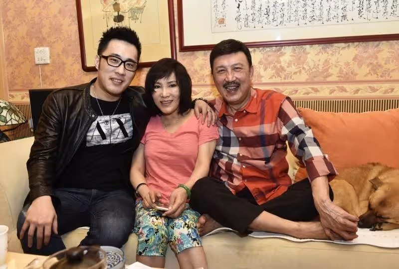 國中畢業就工作！余祥銓小12歲女友「身家背景遭起底」　鄭弘儀狂讚「誰娶誰賺到」：太懂事的女孩