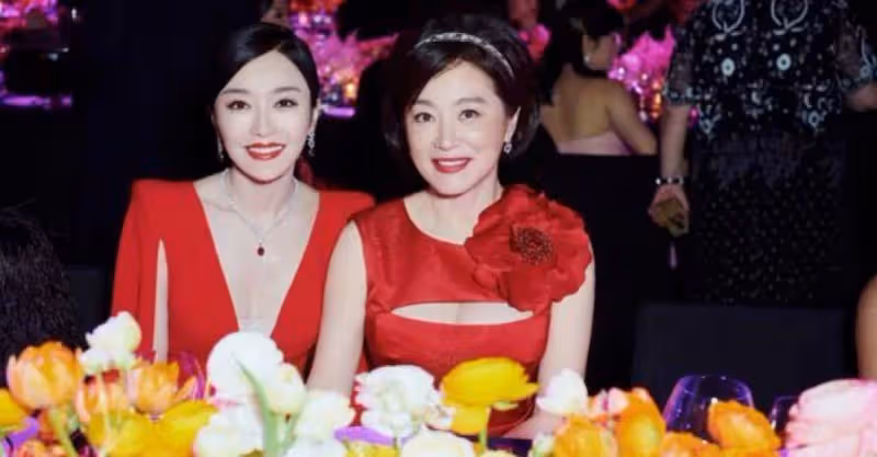 37歲秦嵐和64歲林青霞爭艷，林青霞站起來後完美身材太驚艷，氣質不輸赫本！