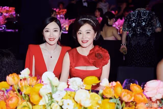 37歲秦嵐和64歲林青霞爭艷,林青霞站起來後完美身材太驚艷,氣質不輸赫本!