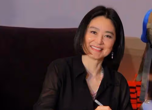37歲秦嵐和64歲林青霞爭艷,林青霞站起來後完美身材太驚艷,氣質不輸赫本!
