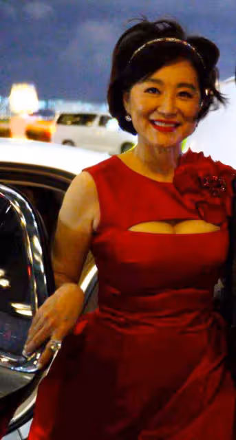 37歲秦嵐和64歲林青霞爭艷,林青霞站起來後完美身材太驚艷,氣質不輸赫本!