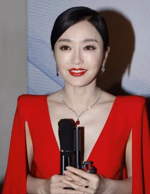 37歲秦嵐和64歲林青霞爭艷,林青霞站起來後完美身材太驚艷,氣質不輸赫本!