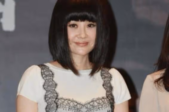 許晴真把自己當少女？學生頭扮嫩被嫌棄，網友：優雅老去不好？