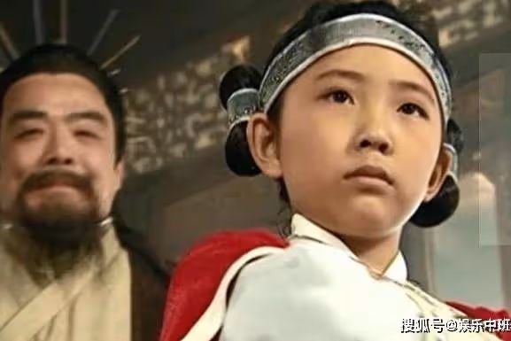 靠女扮男裝出名，連吳京都把她當妹妹疼，如今31歲美得不像話