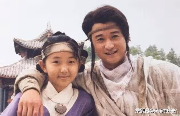 靠女扮男裝出名，連吳京都把她當妹妹疼，如今31歲美得不像話