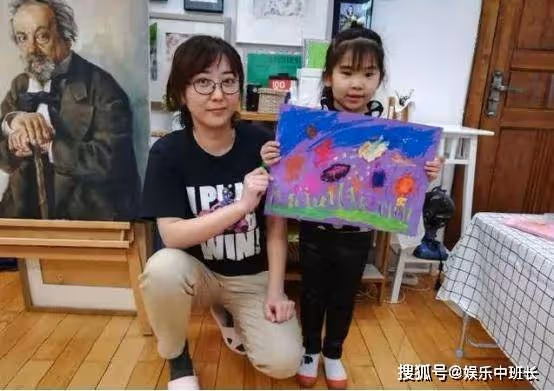 靠女扮男裝出名，連吳京都把她當妹妹疼，如今31歲美得不像話