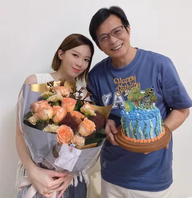 黃日華61歲生日!久違現身與女兒慶祝,喪妻2年狀態回春帥氣十足