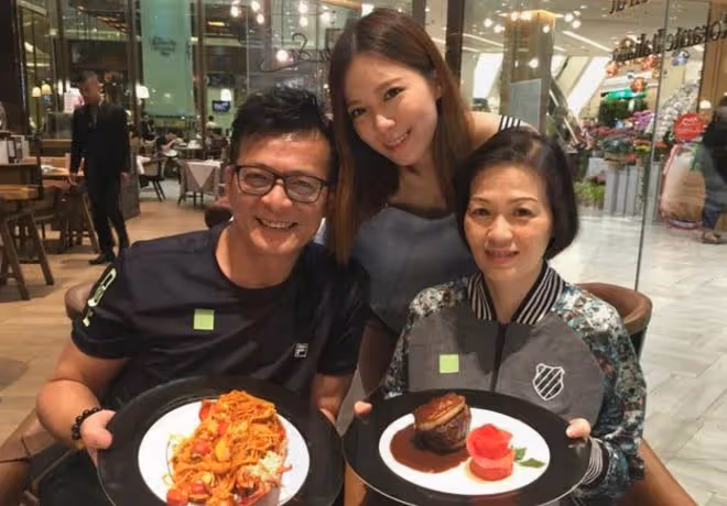 黃日華61歲生日!久違現身與女兒慶祝,喪妻2年狀態回春帥氣十足