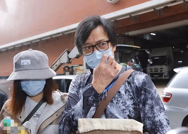 黃日華61歲生日!久違現身與女兒慶祝,喪妻2年狀態回春帥氣十足