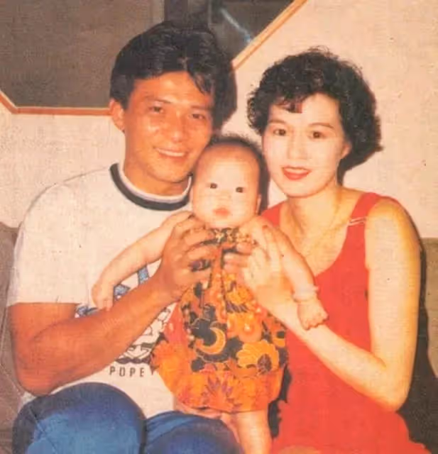 黃日華61歲生日!久違現身與女兒慶祝,喪妻2年狀態回春帥氣十足