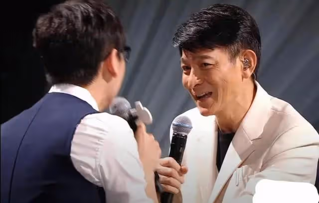主持完劉德華演唱會，李好被罵上熱搜，賈玲主持都會比他好？