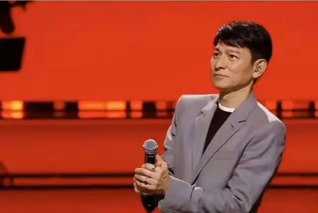 主持完劉德華演唱會,李好被罵上熱搜,賈玲主持都會比他好?