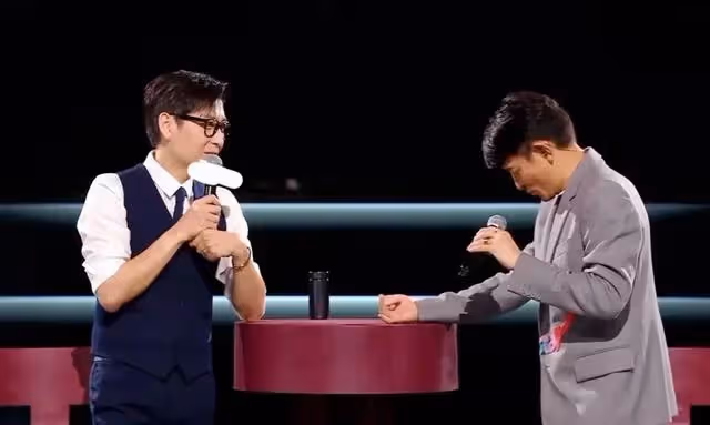 主持完劉德華演唱會,李好被罵上熱搜,賈玲主持都會比他好?
