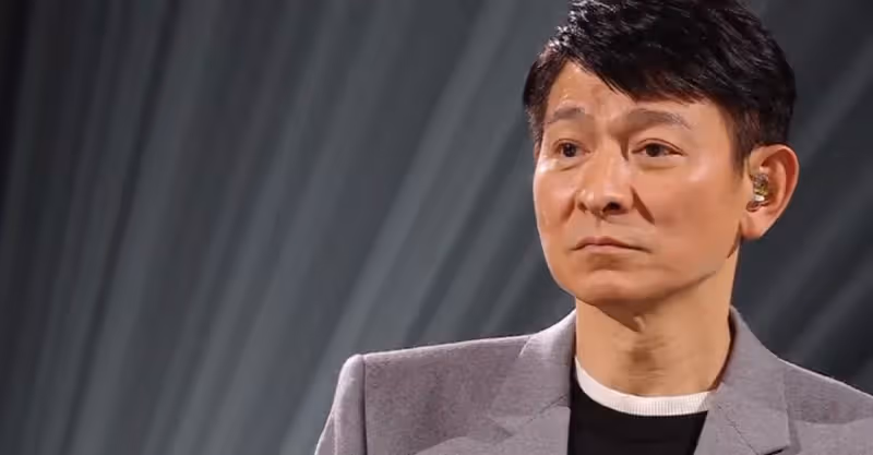 60歲劉德華演唱會，嗓子沙啞險失聲，結尾演唱直接含淚