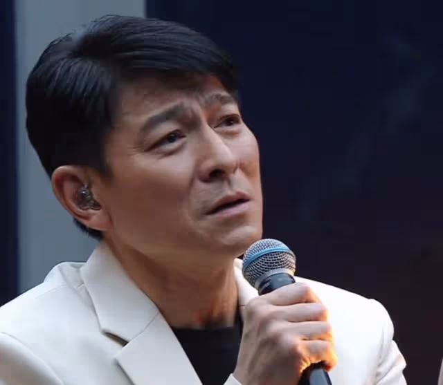 60歲劉德華演唱會,嗓子沙啞險失聲,結尾演唱直接含淚