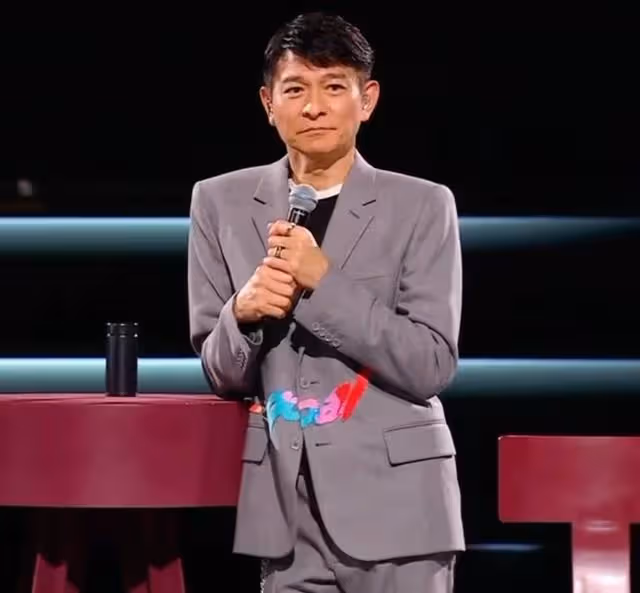 60歲劉德華演唱會,嗓子沙啞險失聲,結尾演唱直接含淚