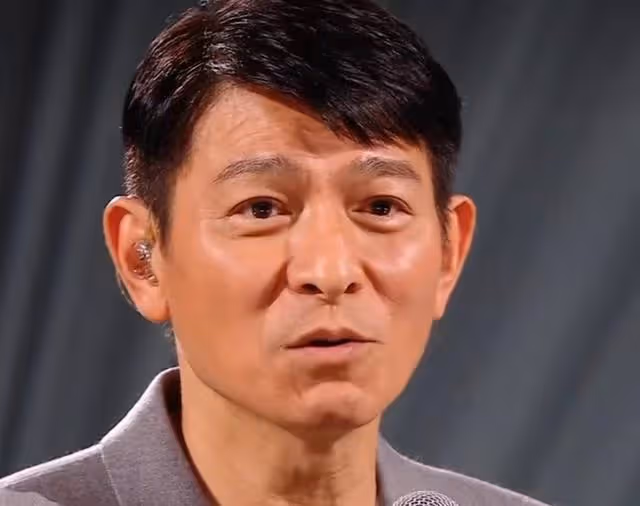 60歲劉德華演唱會,嗓子沙啞險失聲,結尾演唱直接含淚
