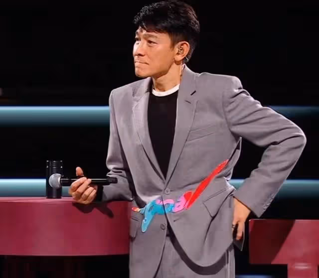 60歲劉德華演唱會,嗓子沙啞險失聲,結尾演唱直接含淚