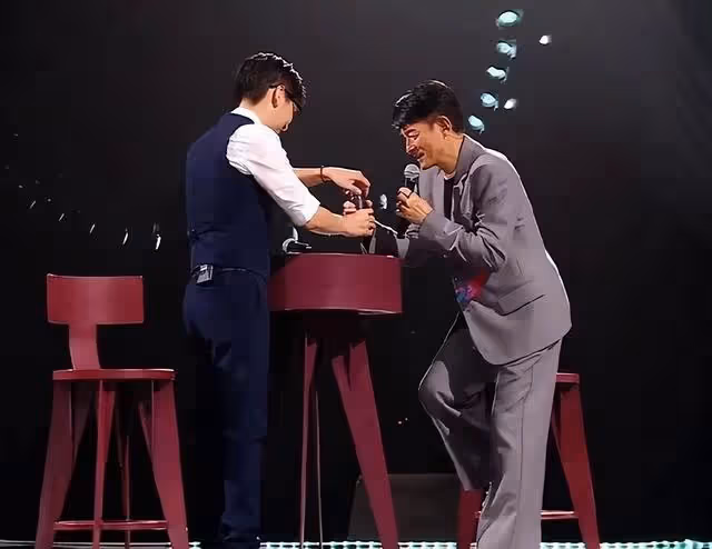60歲劉德華演唱會,嗓子沙啞險失聲,結尾演唱直接含淚