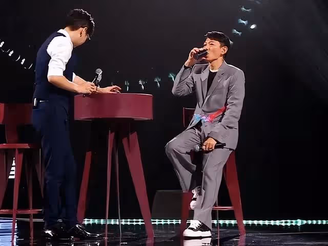 60歲劉德華演唱會,嗓子沙啞險失聲,結尾演唱直接含淚
