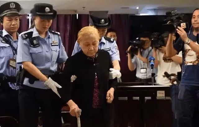 17年83歲母親投放70顆安眠藥,親手勒死兒子,自首後稱:養不動了