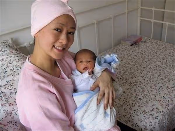 讓老婆回娘家坐月子!老公馬上帶前女友回家「重溫舊情」,3天後的一則訊息讓老公崩潰痛哭