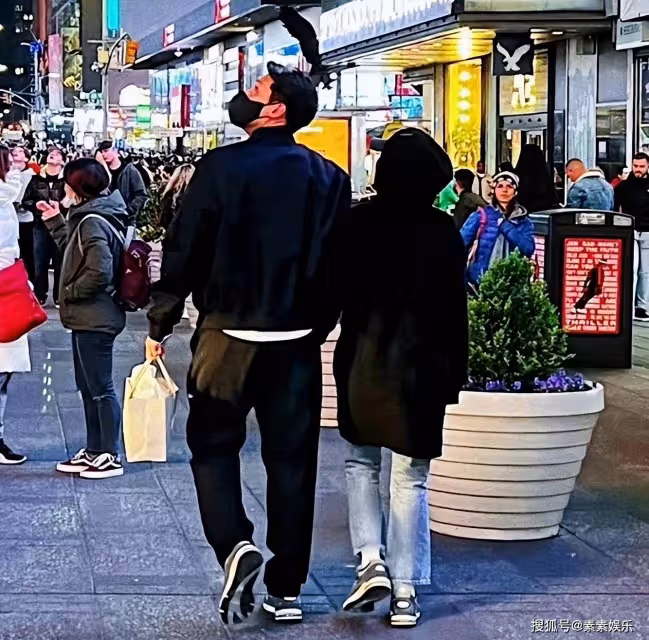 孫藝珍做幸福兒媳：給婆婆做生日蛋糕，玄彬拿著手機拍照