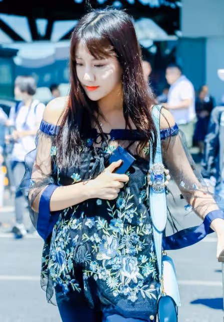 李藝彤的私服寫真照片,不愧是顏值少女,她是許多宅男心中的女神