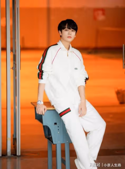 27歲林彥俊被曝戀情，兩人同回酒店摟肩超甜蜜，女方細腰顏值高