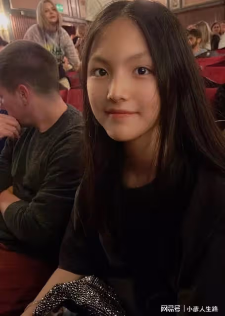 李湘攜女兒倫敦看歌劇，Angela拎兩萬包包瘦太多，留英學費近40萬