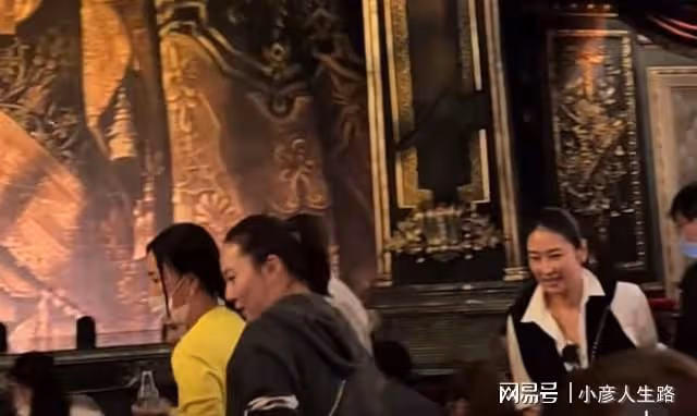 李湘攜女兒倫敦看歌劇，Angela拎兩萬包包瘦太多，留英學費近40萬