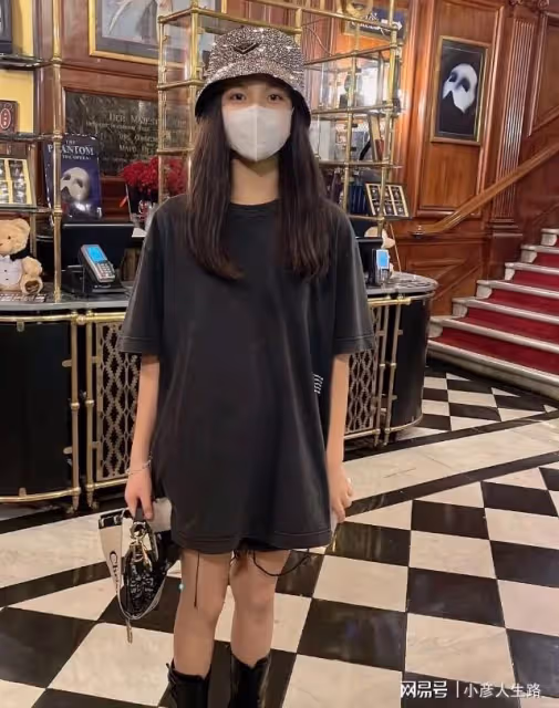 李湘攜女兒倫敦看歌劇，Angela拎兩萬包包瘦太多，留英學費近40萬