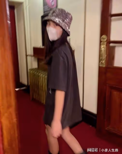 李湘攜女兒倫敦看歌劇，Angela拎兩萬包包瘦太多，留英學費近40萬