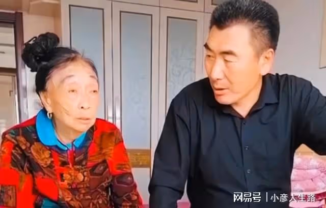 李玉成陪85歲馬玉琴摘花生,卻發文捨不得新歡,網友:丟人現眼