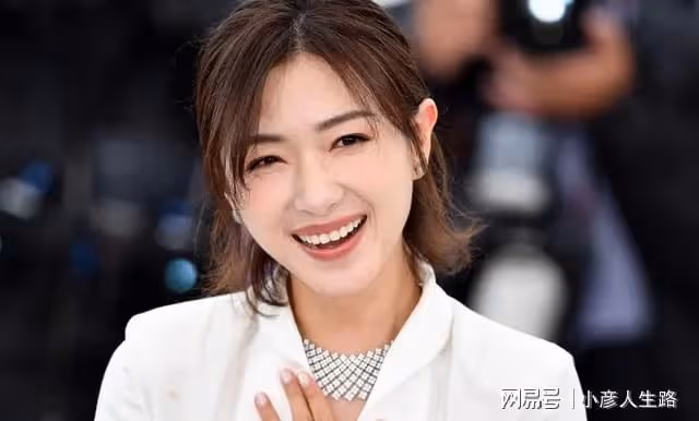 萬茜：曾穿龍袍現身頒獎典禮，後被指「人淡如菊」人設崩塌