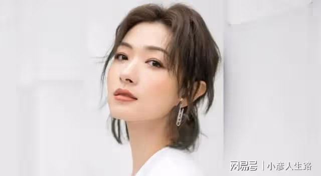 萬茜：曾穿龍袍現身頒獎典禮，後被指「人淡如菊」人設崩塌